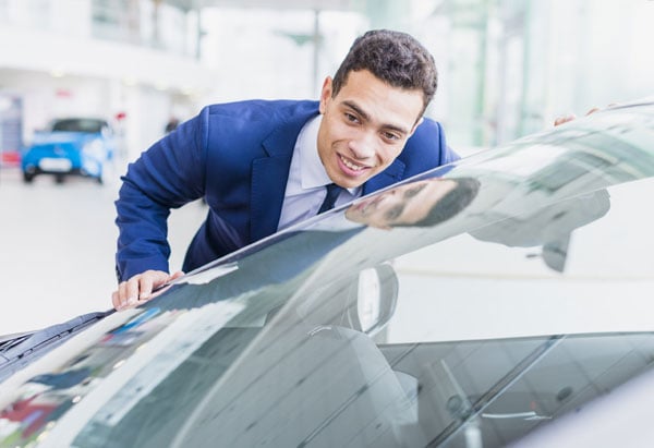 Technician inspecting a cracked windshield before windshield replacement in Memphis